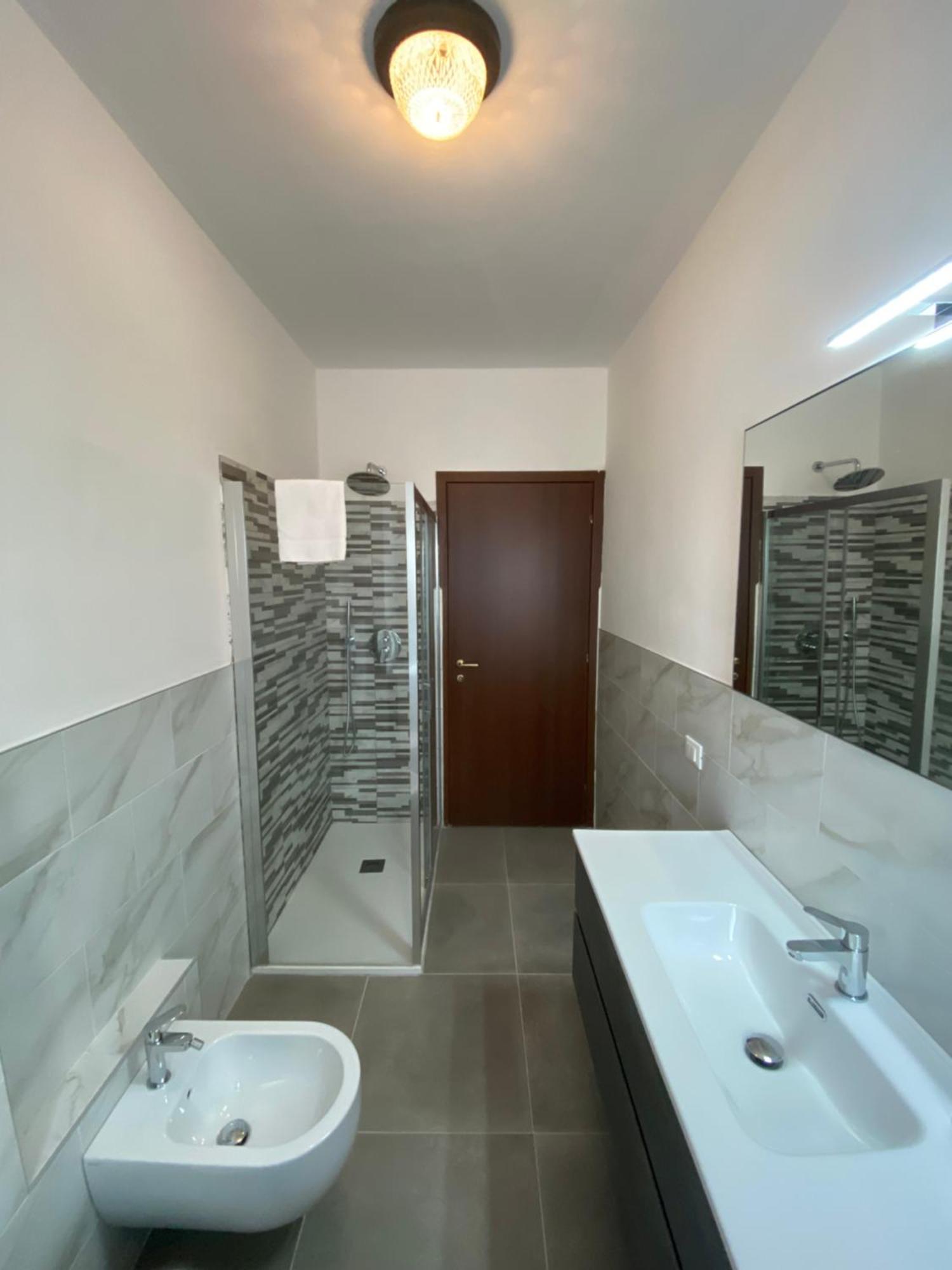 Cozy Lake Como Apartments Valmadrera Esterno foto